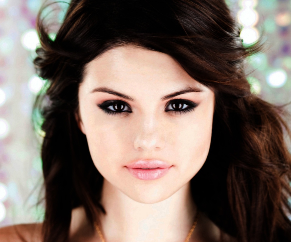 Обои Selena Gomez Portrait 960x800