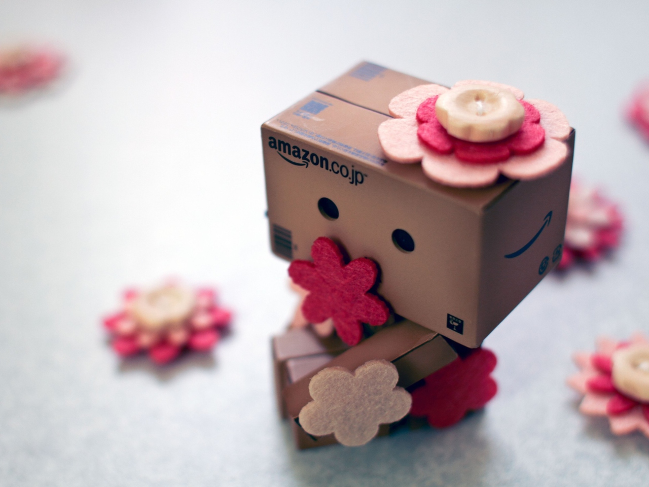 Обои Danbo And Flowers 1280x960