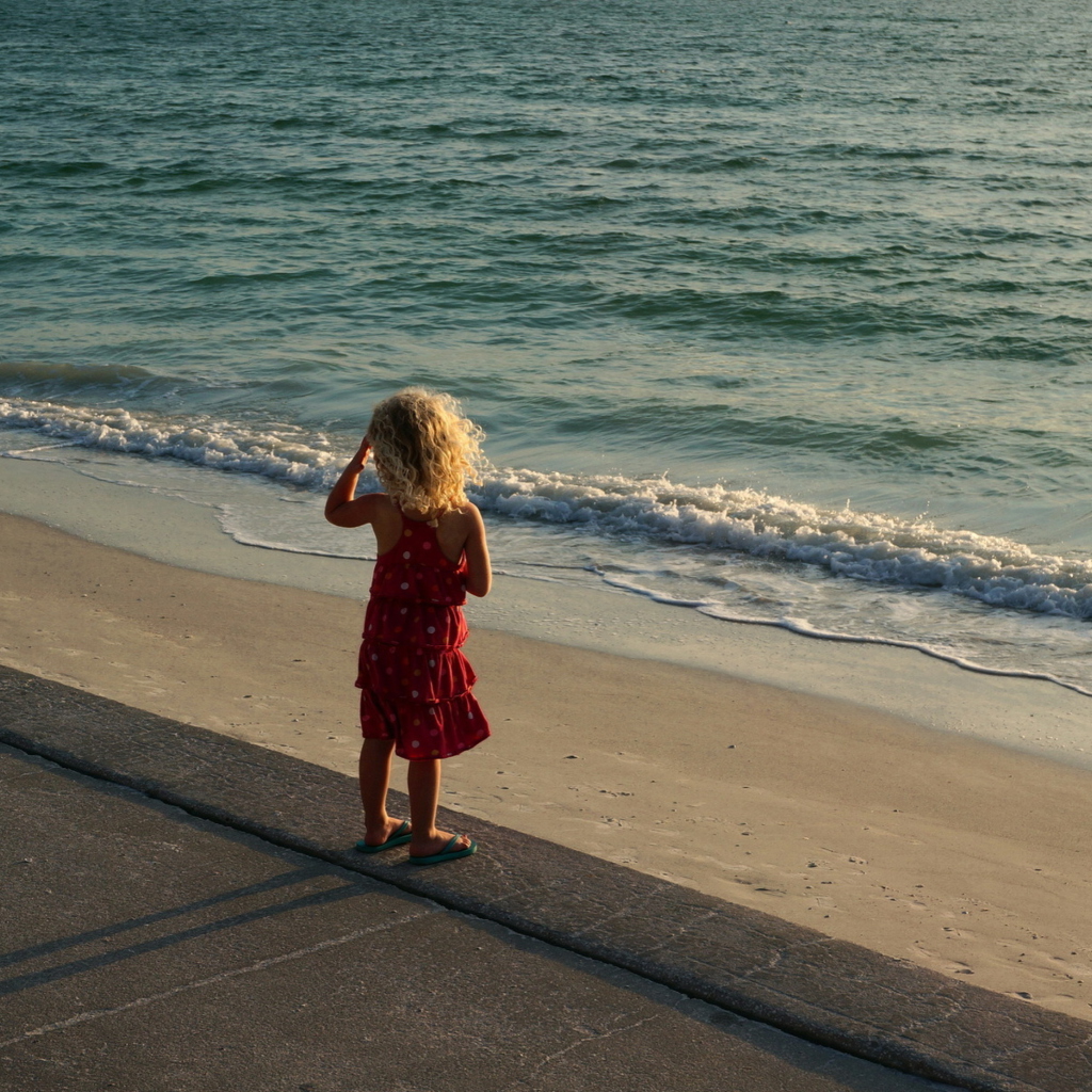 Fondo de pantalla Child Looking At Sea 1024x1024