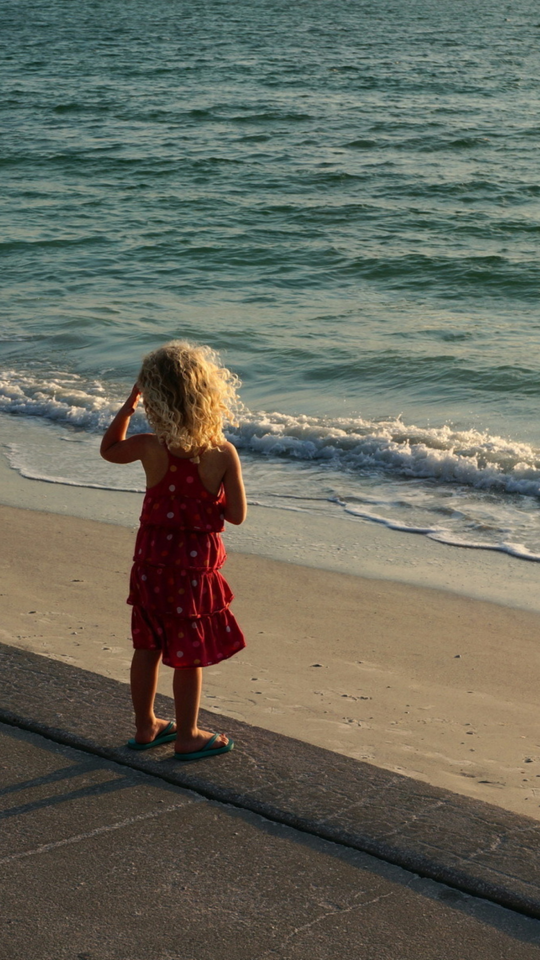 Das Child Looking At Sea Wallpaper 1080x1920