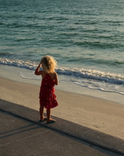 Das Child Looking At Sea Wallpaper 176x220