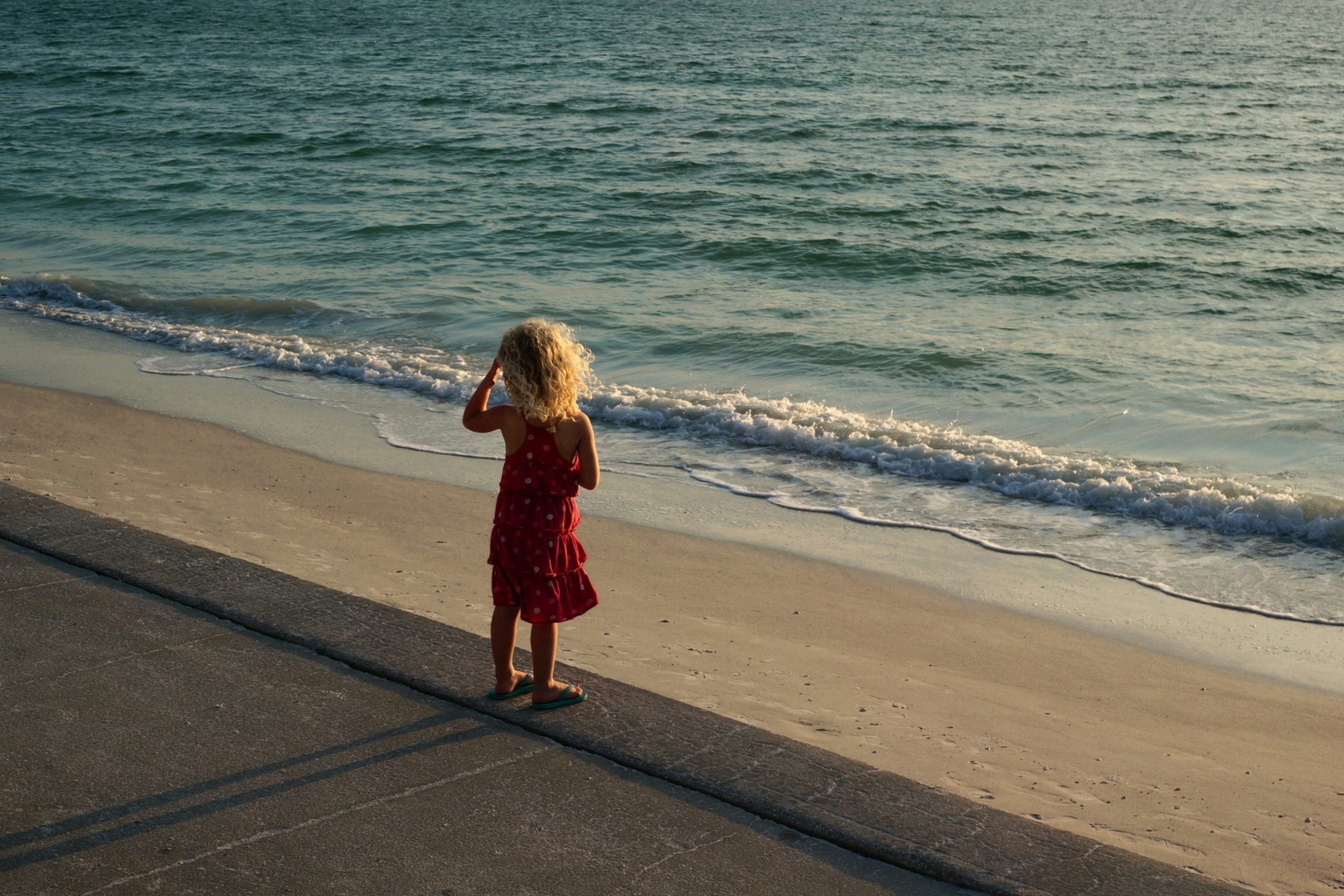 Обои Child Looking At Sea 2880x1920