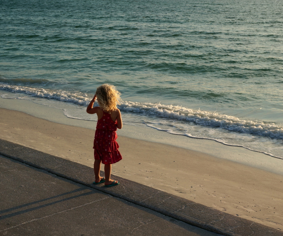 Child Looking At Sea wallpaper 960x800