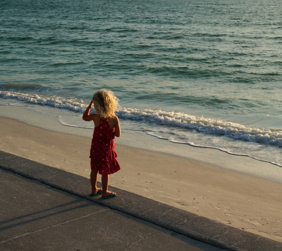Das Child Looking At Sea Wallpaper 960x854