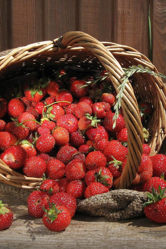 Das Strawberry Basket Wallpaper 640x960