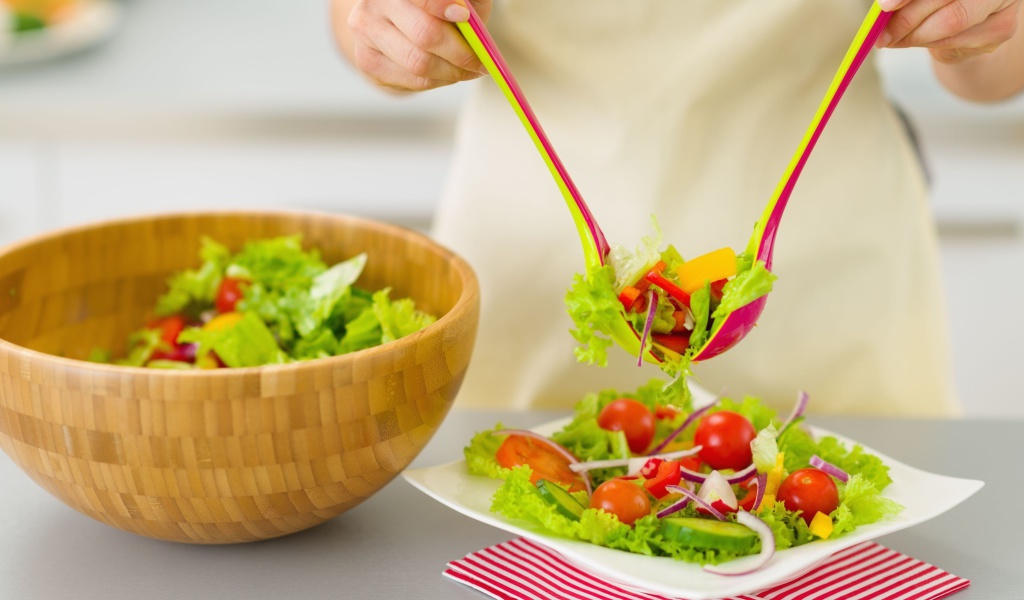 Das Salad with tomatoes Wallpaper 1024x600