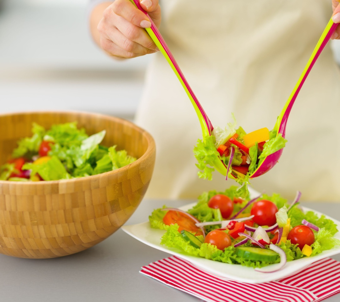 Das Salad with tomatoes Wallpaper 1080x960