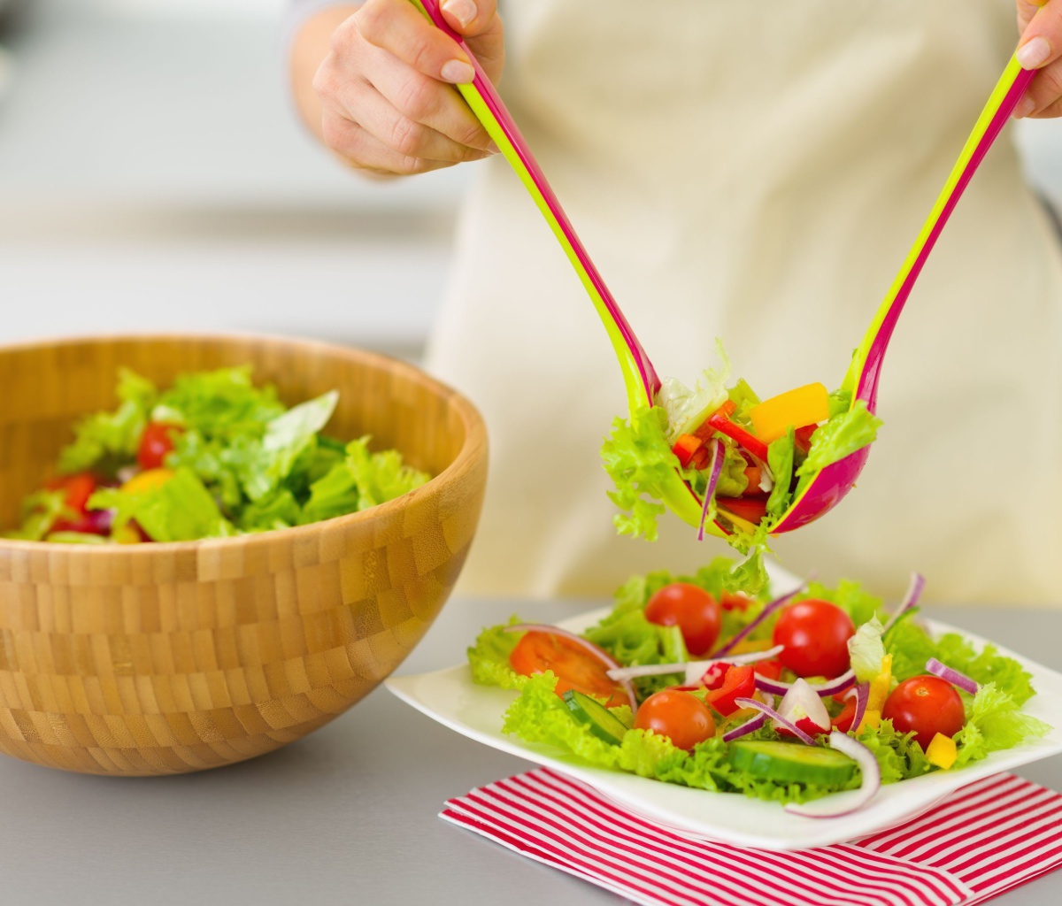 Das Salad with tomatoes Wallpaper 1200x1024