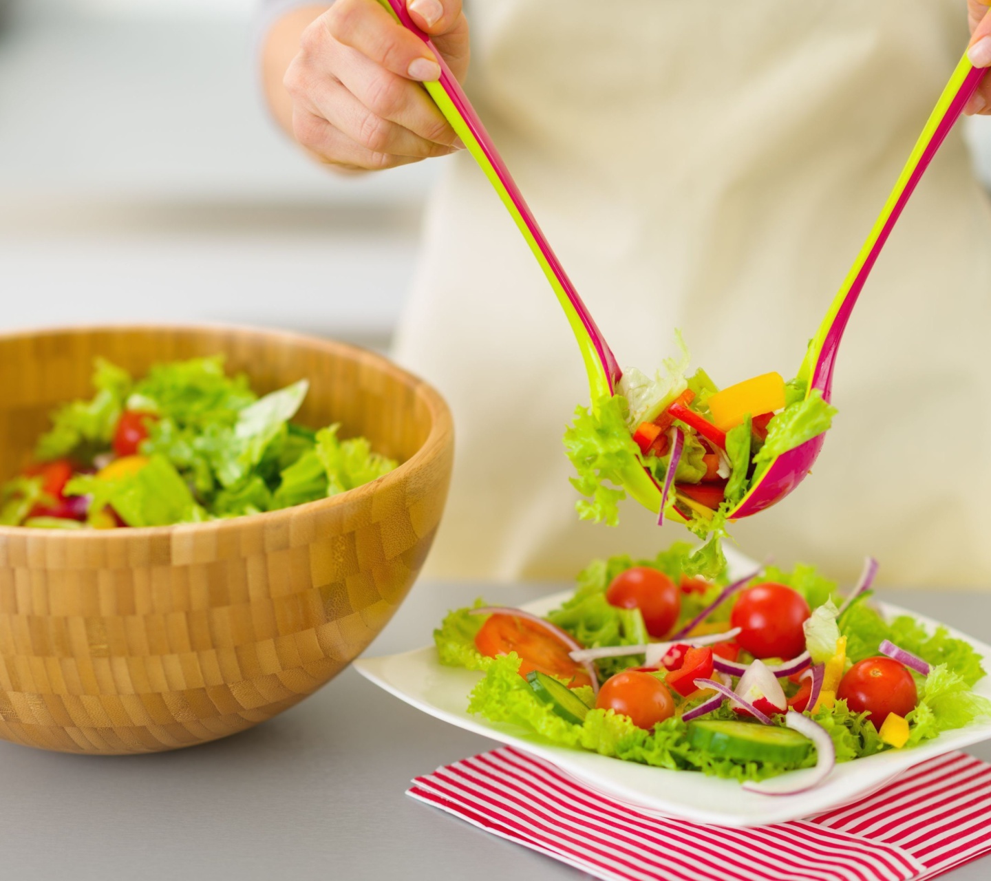 Обои Salad with tomatoes 1440x1280