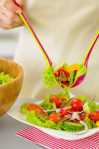 Das Salad with tomatoes Wallpaper 320x480