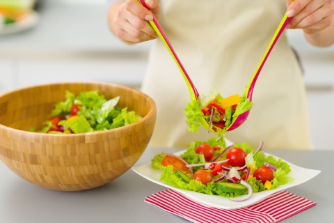 Das Salad with tomatoes Wallpaper 480x320