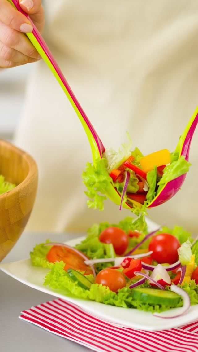 Sfondi Salad with tomatoes 640x1136