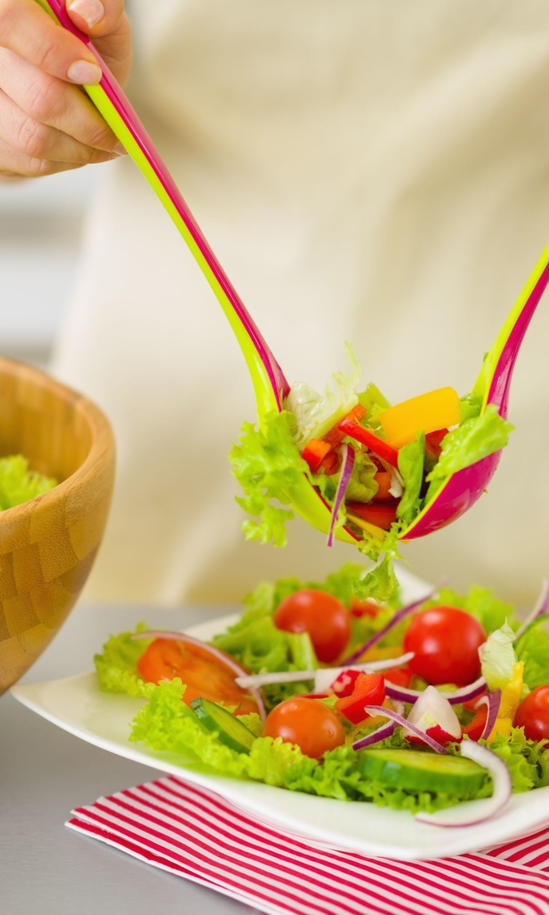 Das Salad with tomatoes Wallpaper 768x1280