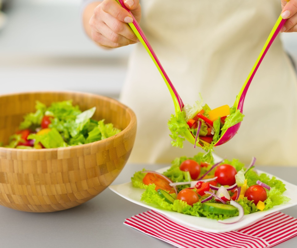 Das Salad with tomatoes Wallpaper 960x800