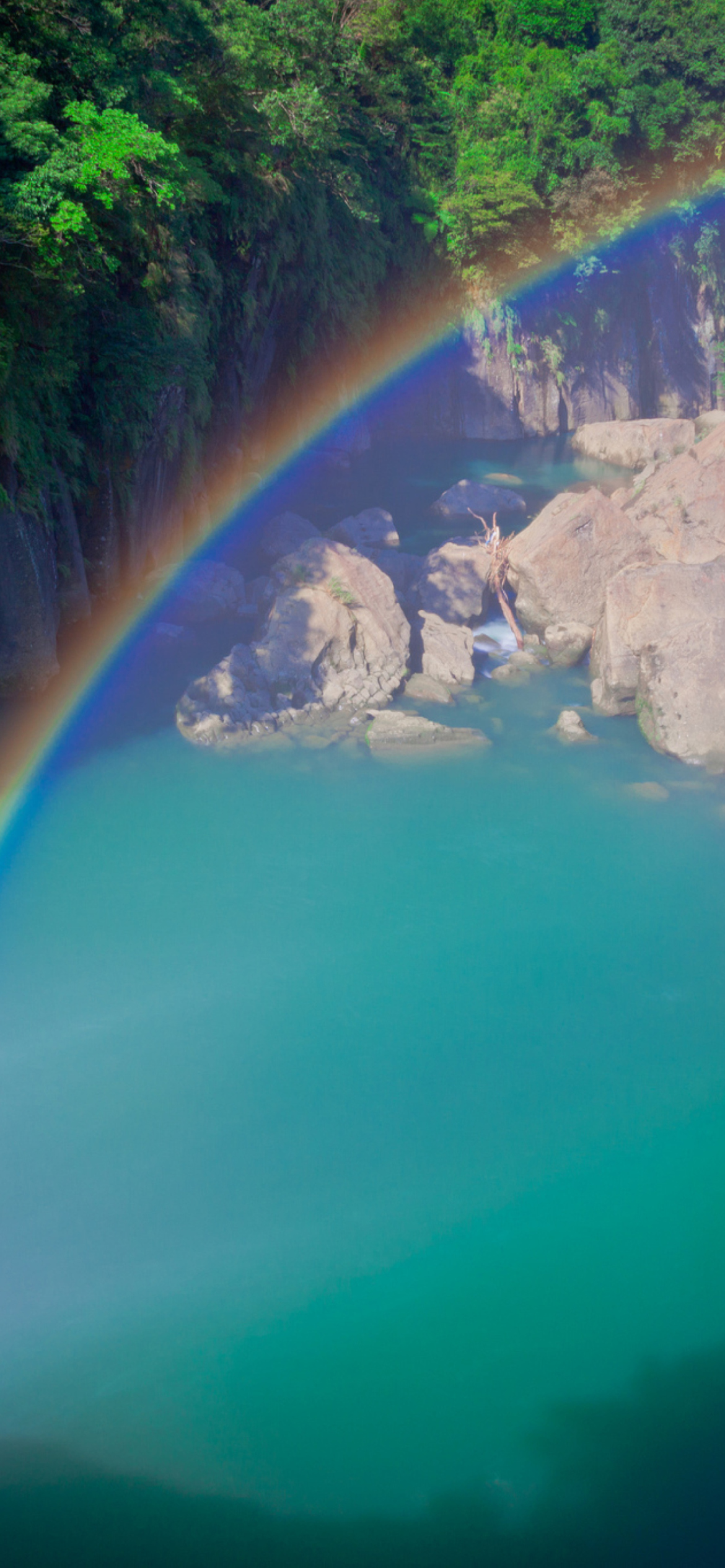 Fondo de pantalla Rainbow Over Lagoon 1170x2532