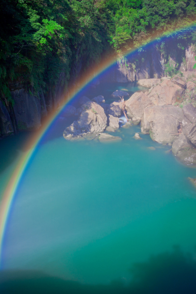 Fondo de pantalla Rainbow Over Lagoon 640x960