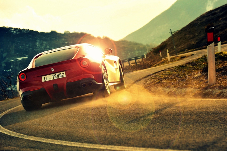 Das Ferrari F12 Berlinetta At Sunset Wallpaper