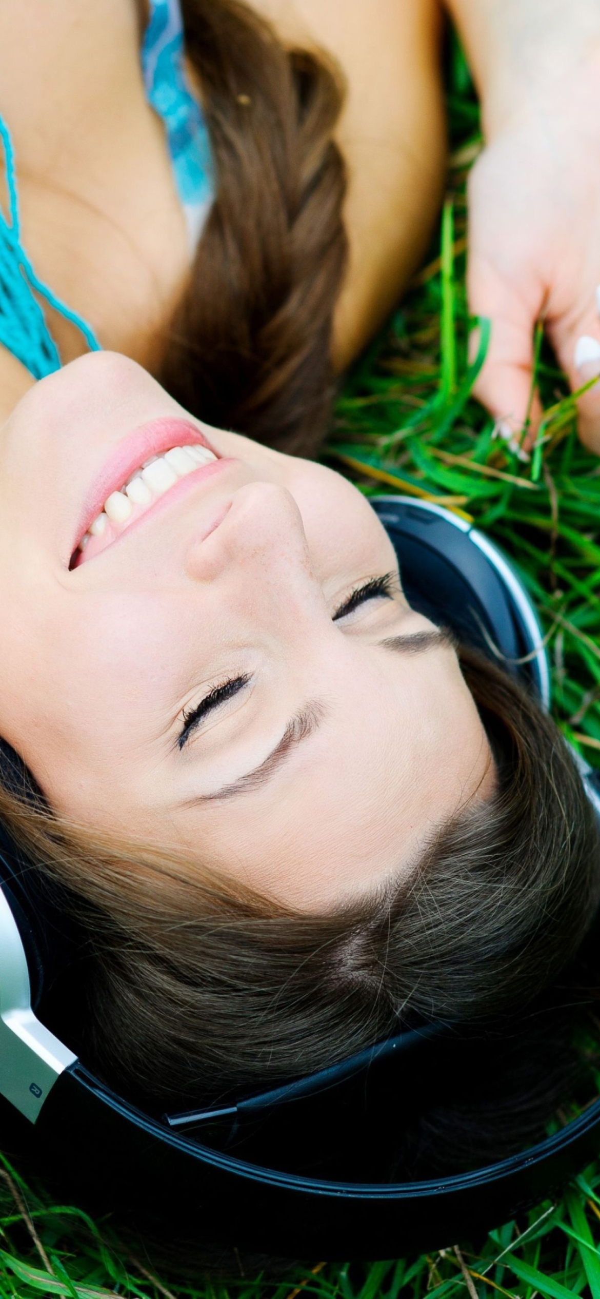 Das Smiling Girl Listening To Music Wallpaper 1170x2532