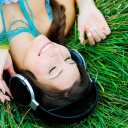 Das Smiling Girl Listening To Music Wallpaper 128x128