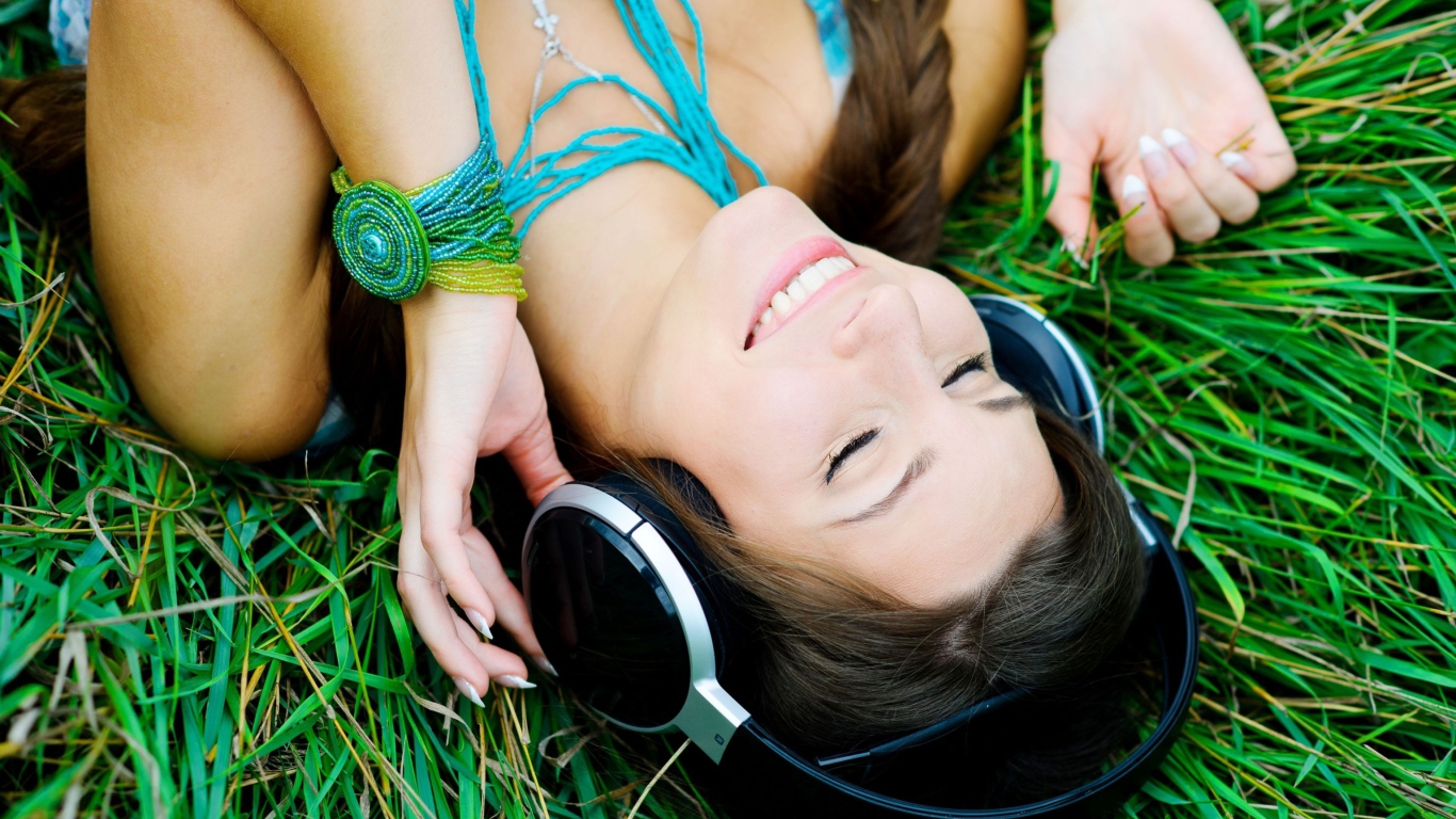 Обои Smiling Girl Listening To Music 1366x768