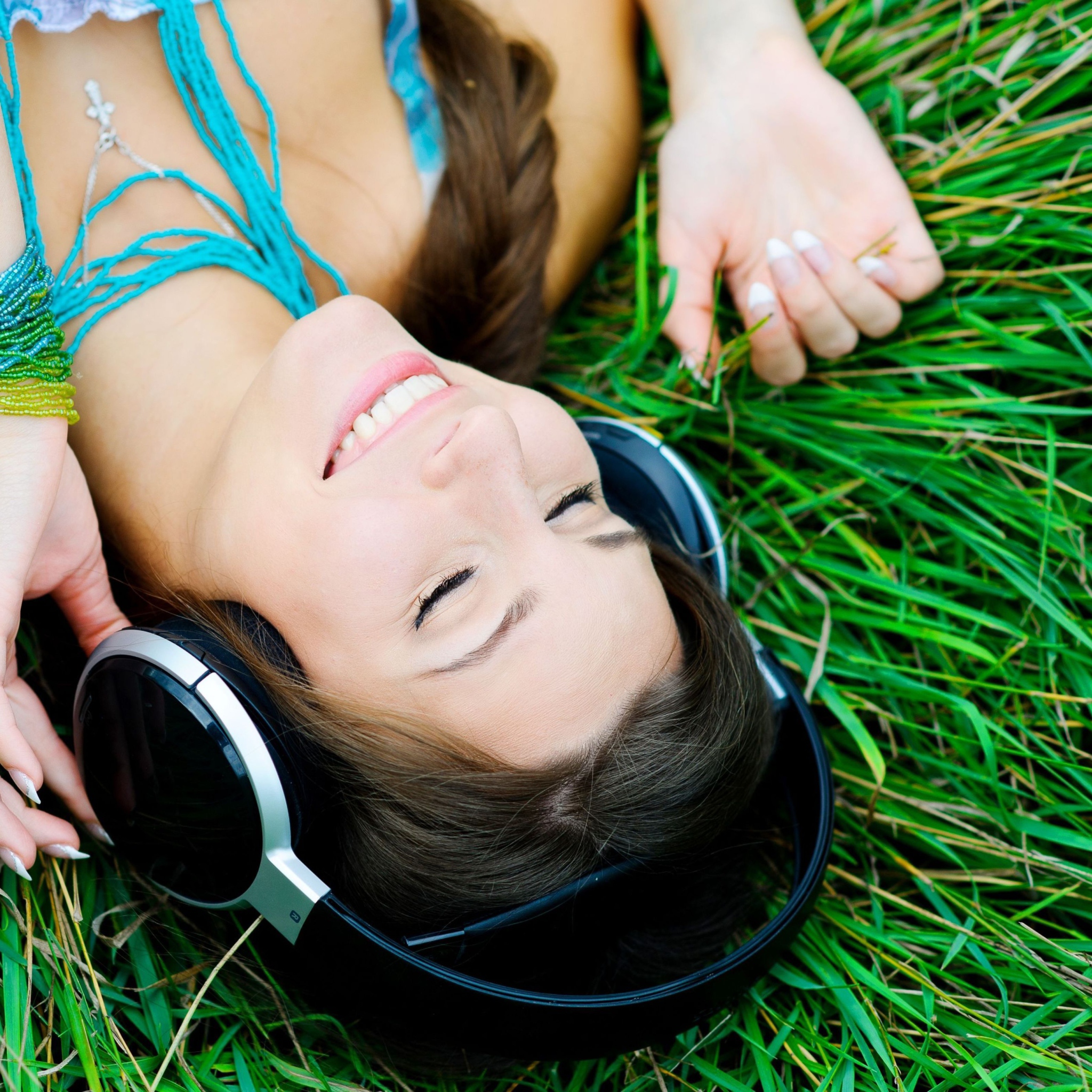 Fondo de pantalla Smiling Girl Listening To Music 2048x2048