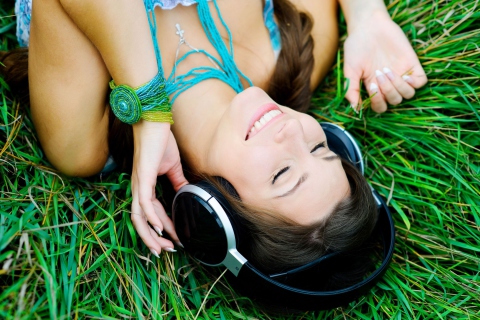 Обои Smiling Girl Listening To Music 480x320