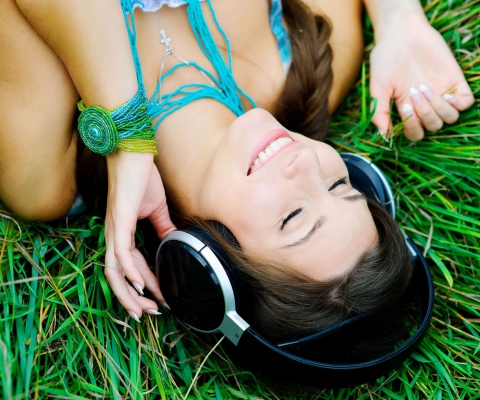 Sfondi Smiling Girl Listening To Music 480x400