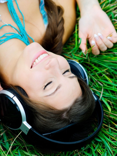 Das Smiling Girl Listening To Music Wallpaper 480x640