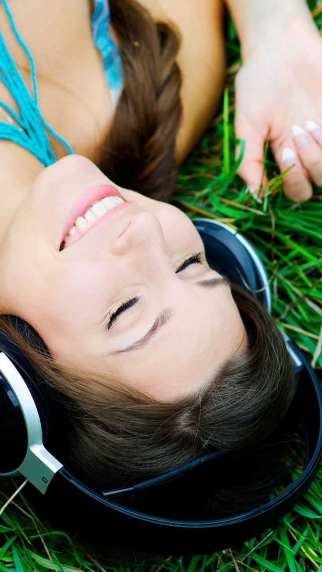 Das Smiling Girl Listening To Music Wallpaper 640x1136