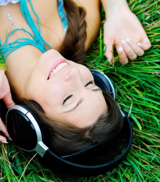 Smiling Girl Listening To Music - Obrázkek zdarma pro iPhone 5C