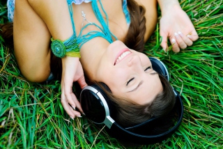 Smiling Girl Listening To Music - Obrázkek zdarma pro 1600x900