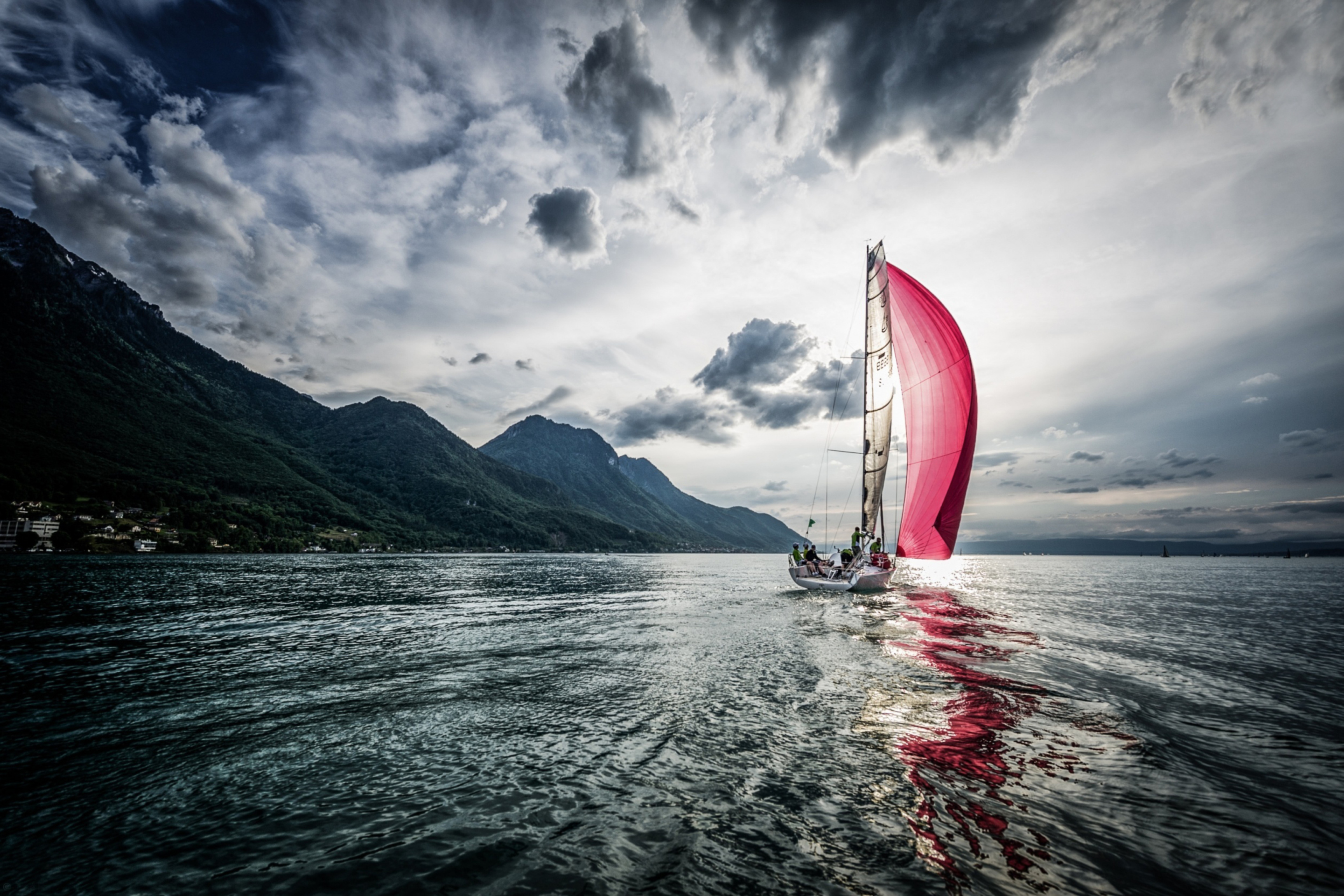 Sail. Яхта с алыми парусами. Парусник и горы. Море горы яхта. Яхта с красными парусами.