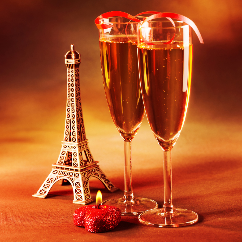 Fondo de pantalla Paris Mini Eiffel Tower And Champagne 1024x1024