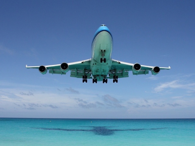 Обои Boeing 747 in St Maarten Extreme Airport 640x480