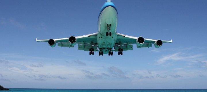 Boeing 747 in St Maarten Extreme Airport wallpaper 720x320