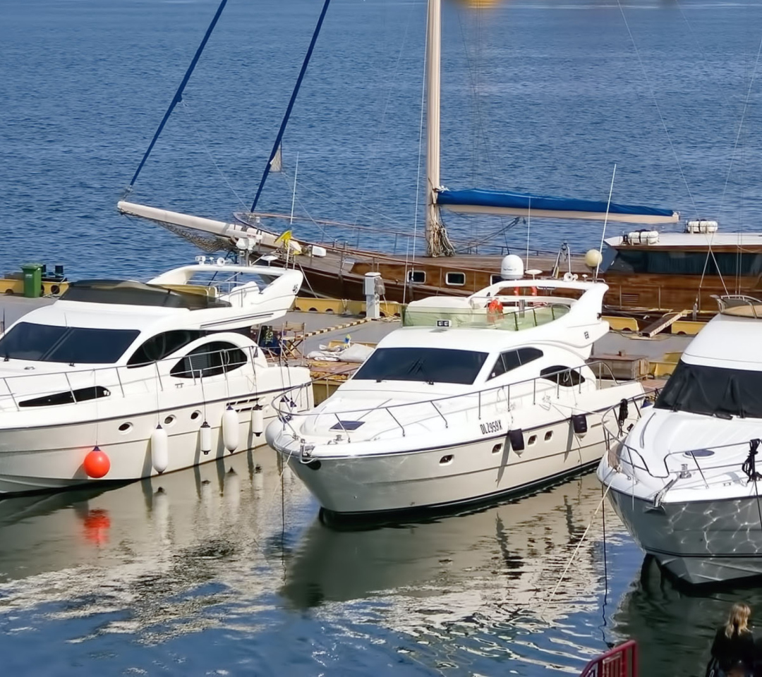 Обои Expensive Luxury Yachts 1080x960