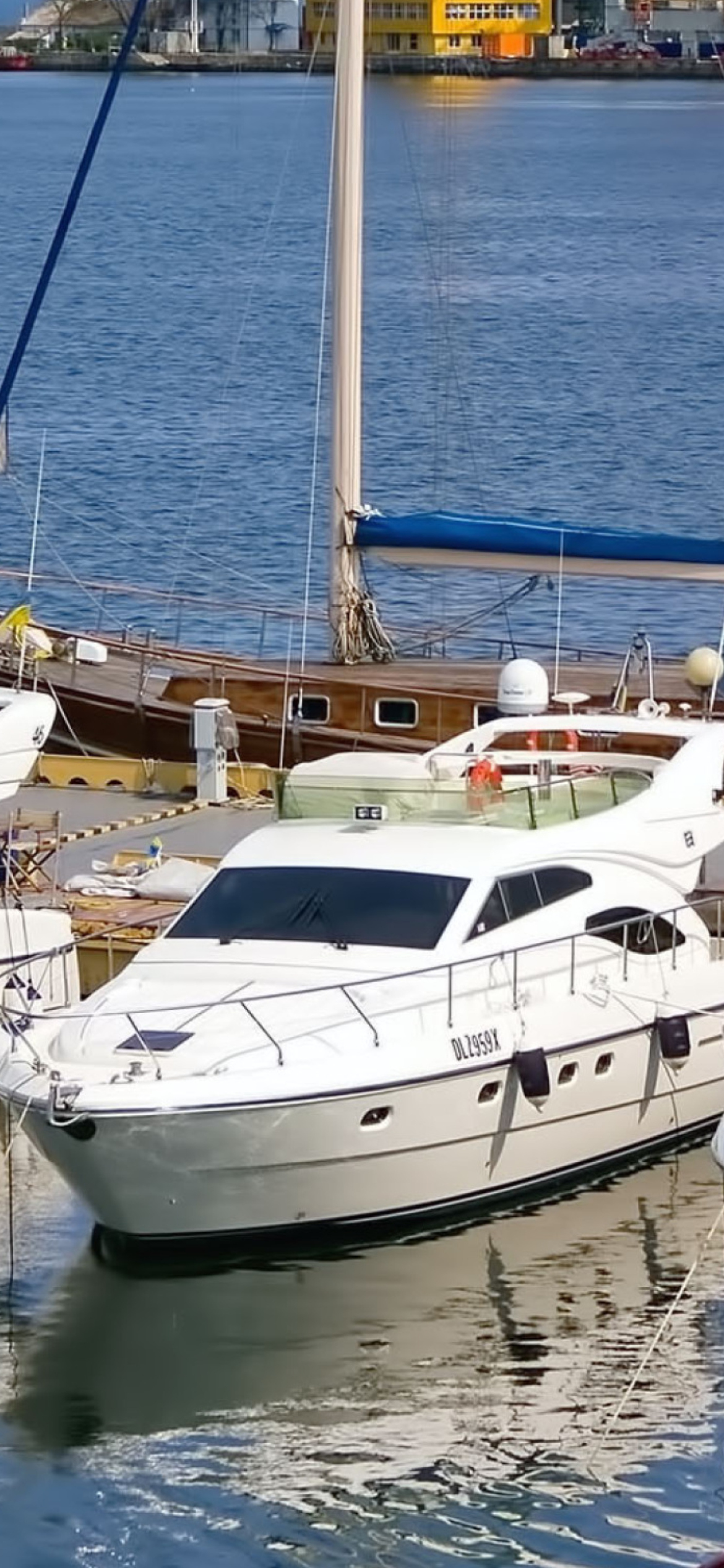 Sfondi Expensive Luxury Yachts 1170x2532