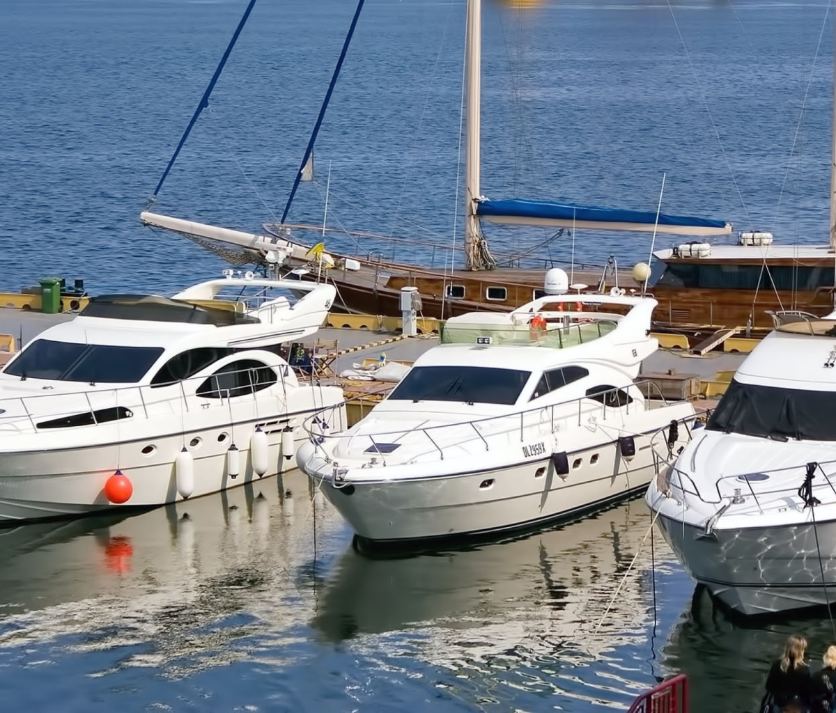 Fondo de pantalla Expensive Luxury Yachts 1200x1024