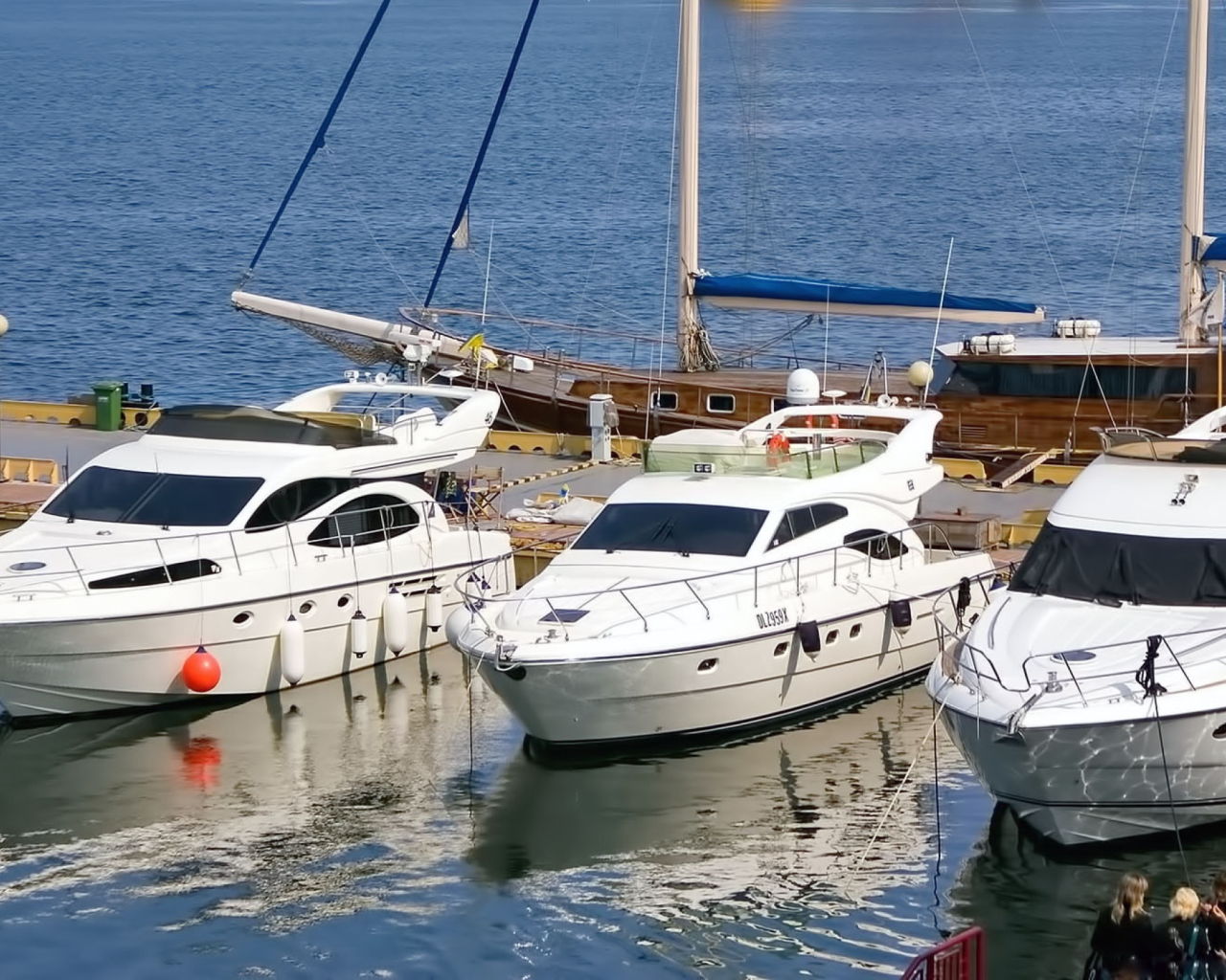 Обои Expensive Luxury Yachts 1280x1024