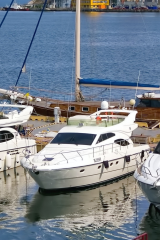 Fondo de pantalla Expensive Luxury Yachts 320x480
