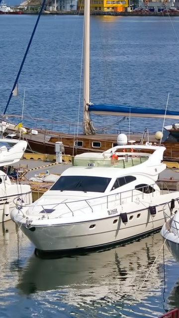 Sfondi Expensive Luxury Yachts 360x640