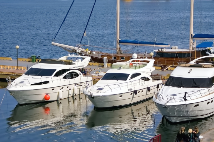 Fondo de pantalla Expensive Luxury Yachts