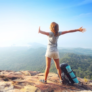Backpacker tourist girl - Obrázkek zdarma pro iPad Air
