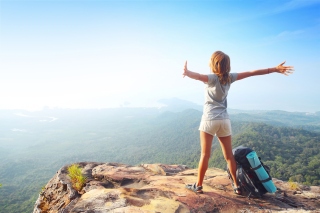 Backpacker tourist girl sfondi gratuiti per Android 320x480