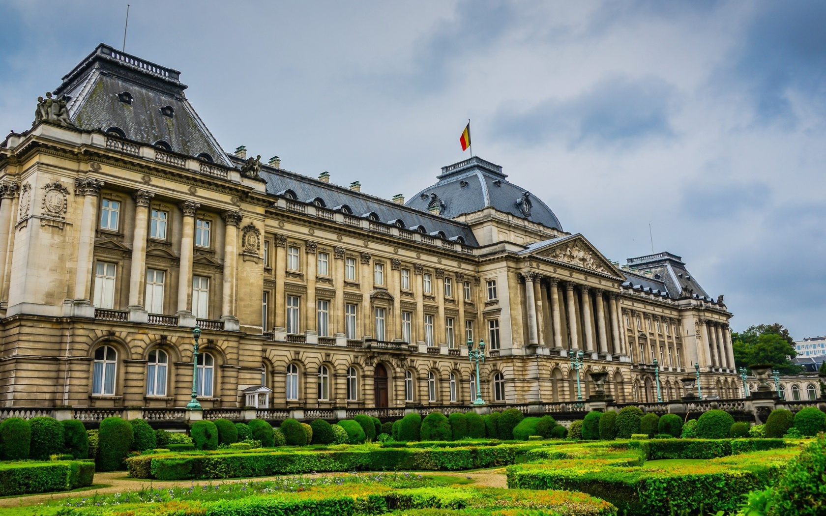 Royal Palace of Brussels wallpaper 1680x1050