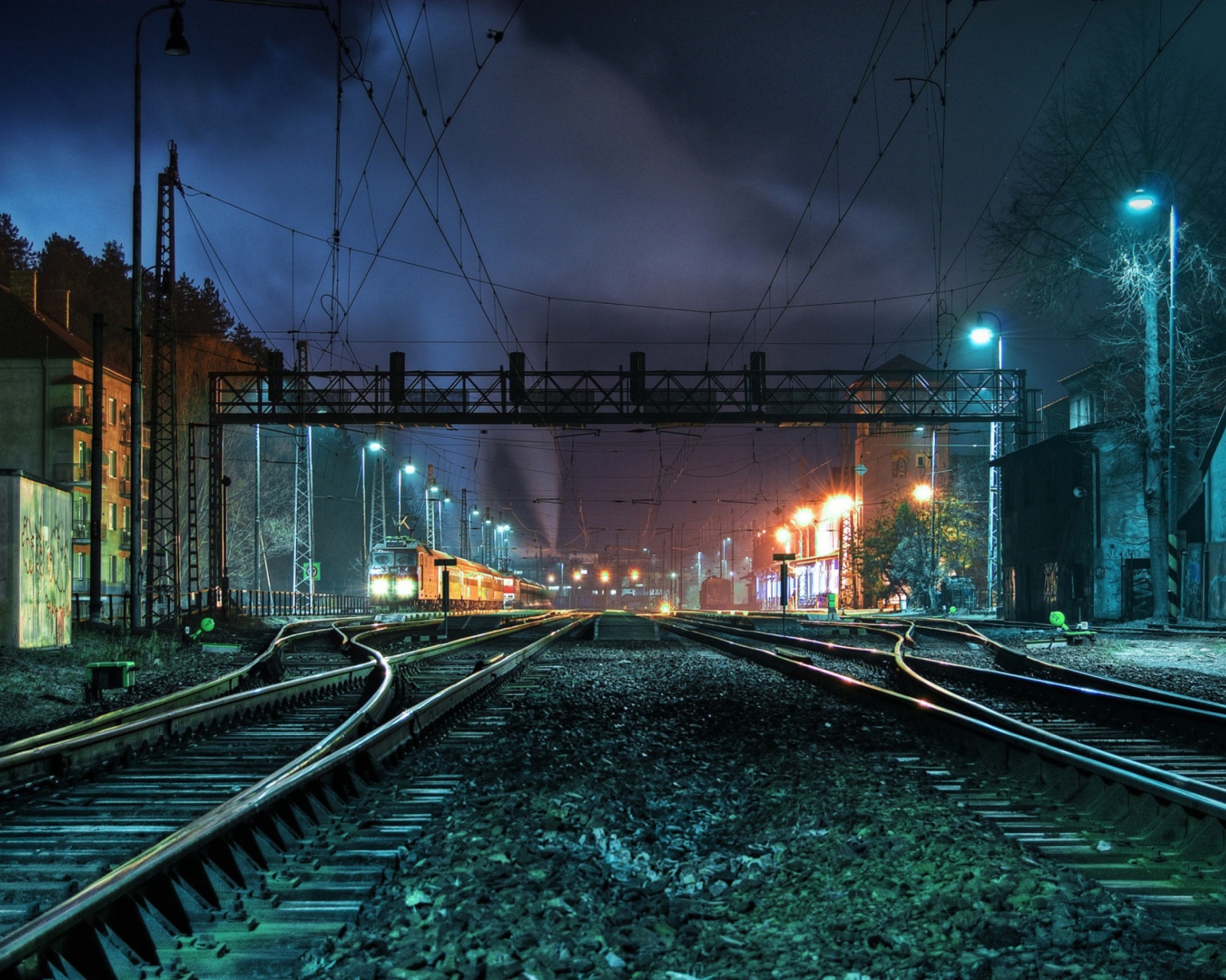 Railway Station At Night wallpaper 1600x1280