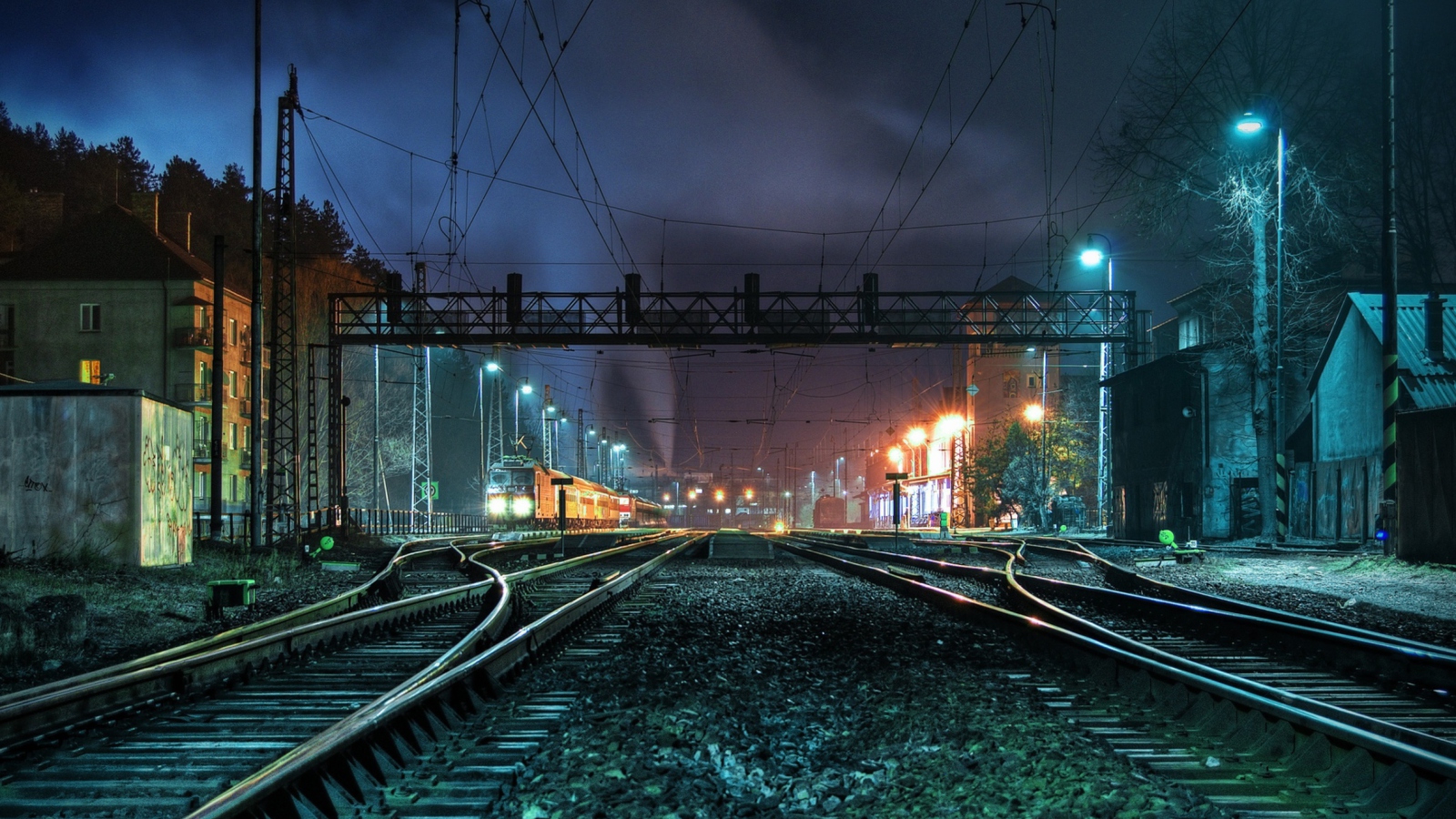 Das Railway Station At Night Wallpaper 1600x900