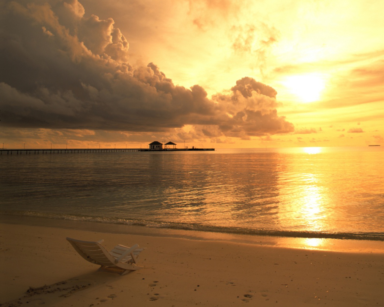 Обои Beach Chair At Sunset 1600x1280