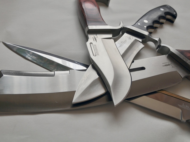 Knives wallpaper 640x480