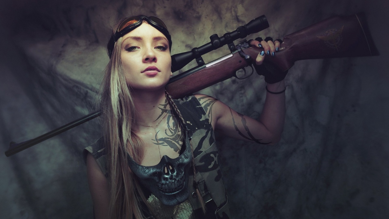 Fondo de pantalla Soldier girl with a sniper rifle 1280x720